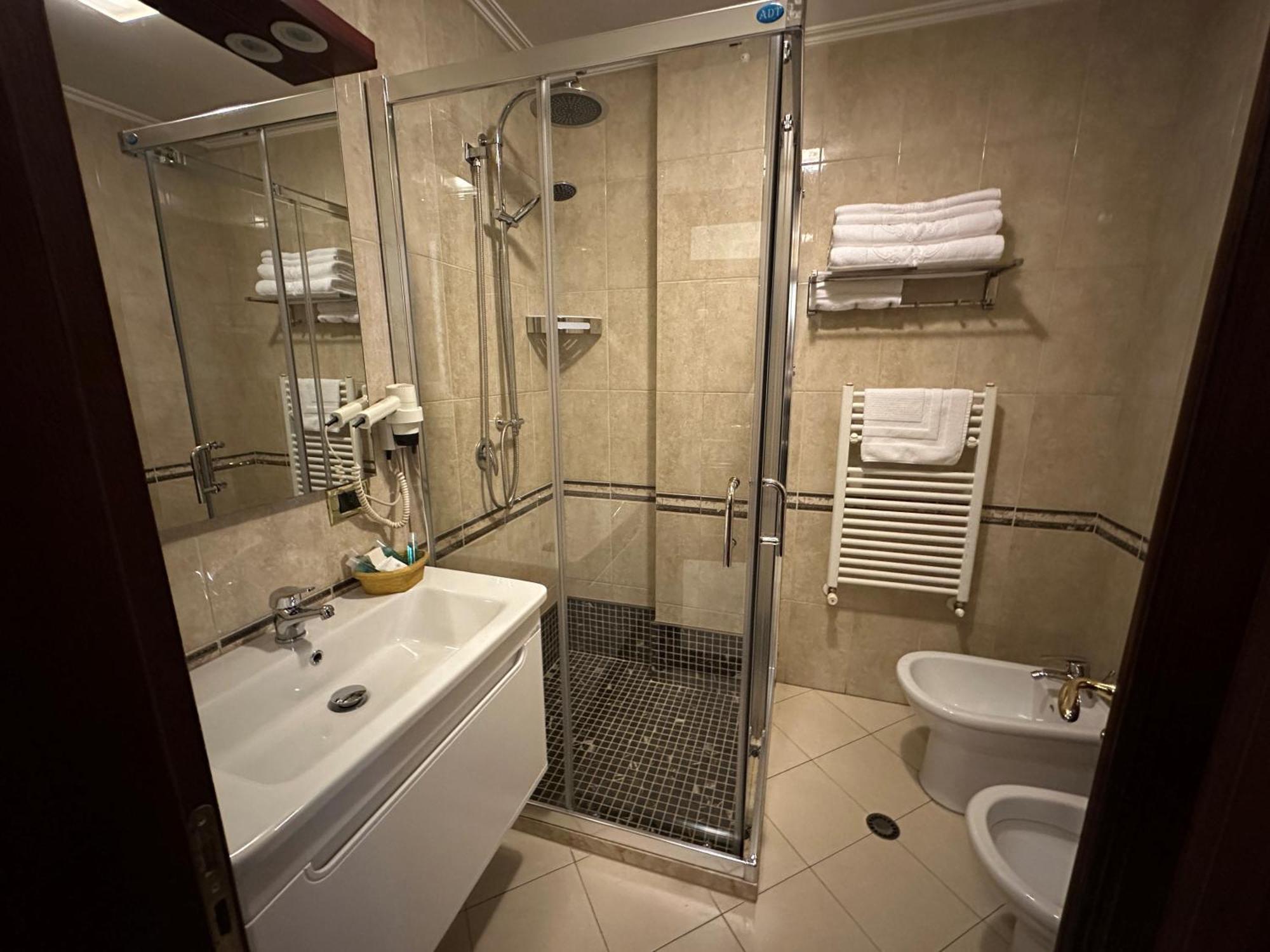 Dinasty 4* Tirana